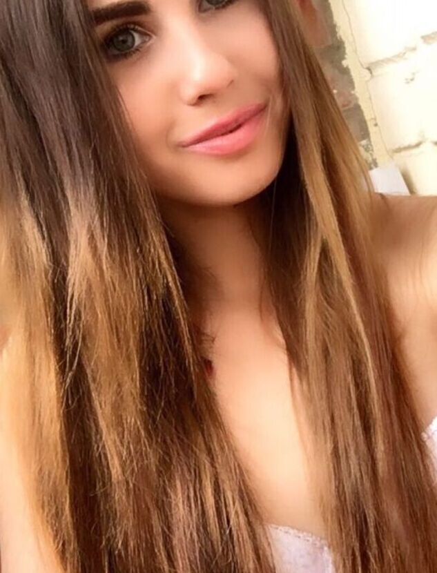 12P Sexy Schönheit Elle Rose macht ein oder zwei Selbstfotos, um ihren sexy Körper zur Schau zu stellen