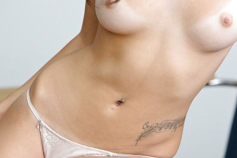 Das 16P-Schulmädchen Ariana Marie zeigt ihr wunderschönes Analloch