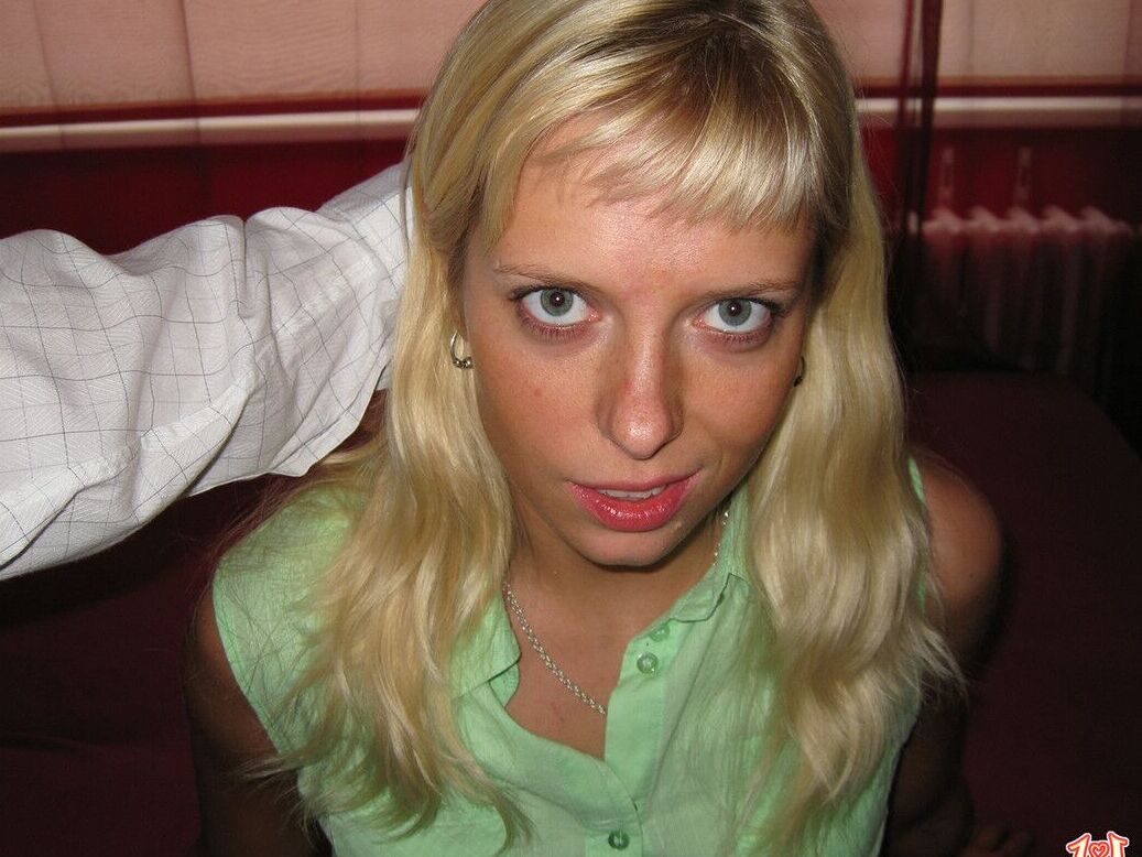 21P La adolescente de cabello dorado Polina es filmada mientras se folla a su guapo novio
