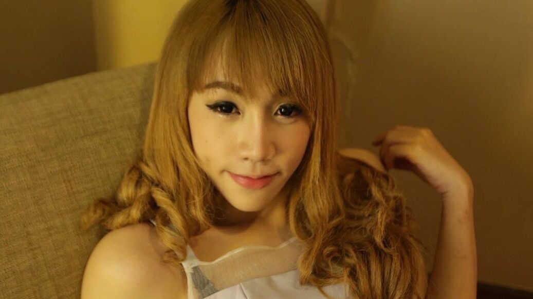 12P Ladyboy tailandesa flaca de 20 años chupa la polla de un turista para un facial desordenado