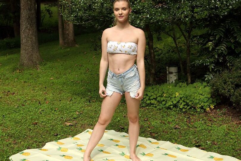 15P Young blonde Harlow West sticks veggies in her twat before peeing on the grass