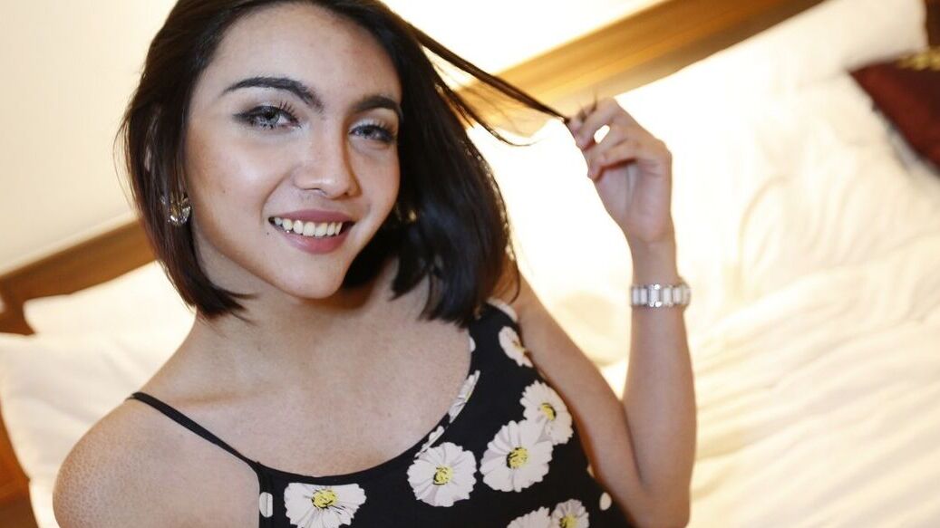 12P, une nouvelle moitié thaïlandaise aux gros seins de 24 ans suce une bite blanche et se fait baiser dans son cul serré