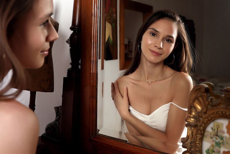 12P Hermosa joven de cabello largo se abre de piernas totalmente desnuda