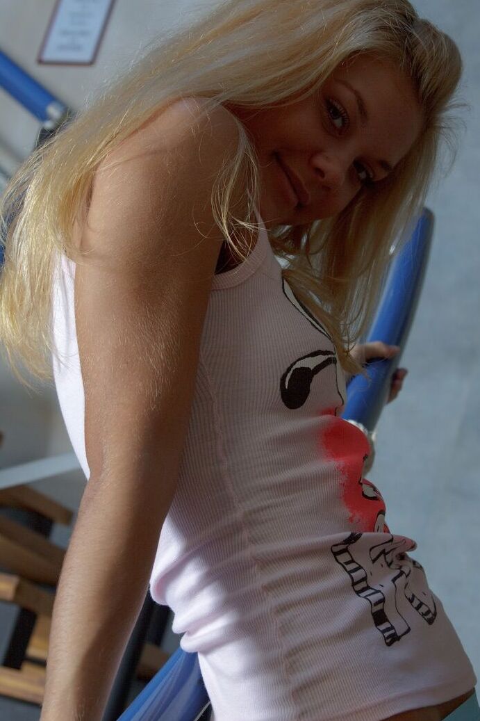 21P La joven rubia platino Autumn juega con su inocente ojete en las escaleras