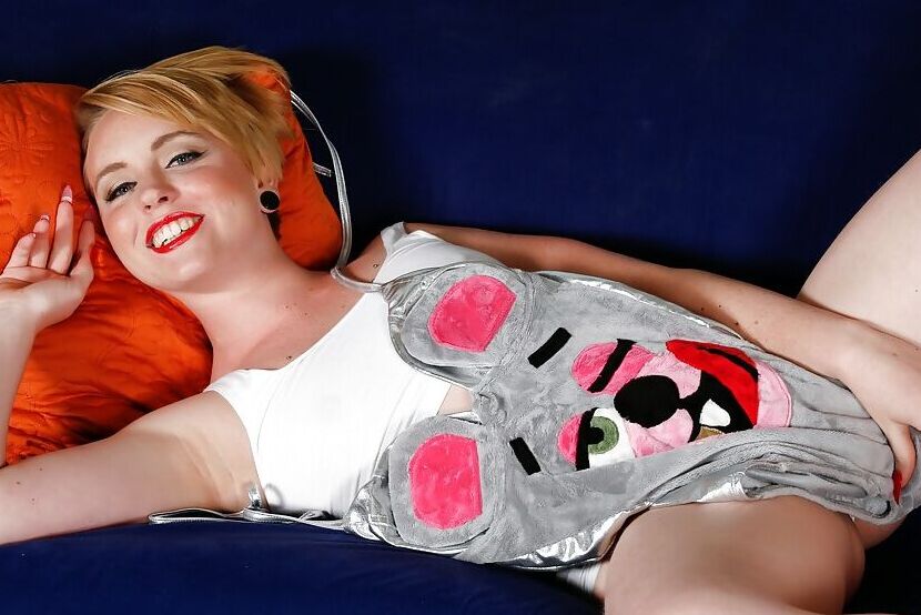 Das 16P Teen Babe Miley zeigt ihre weißen Dessous und auch ihre kleinen Titten