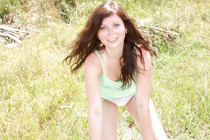 16P La guapa Jenny M se quita las bragas y juega con su manguito al aire libre