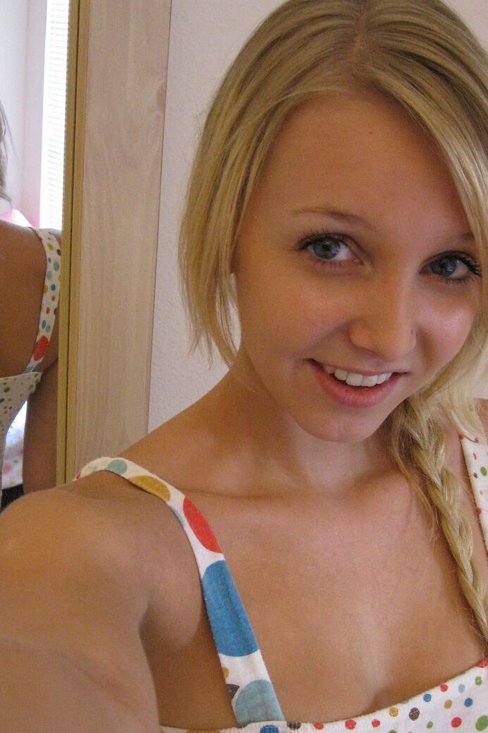 21P A adolescente sexy Elle expõe seus seios naturais e mamilos grandes em um solo