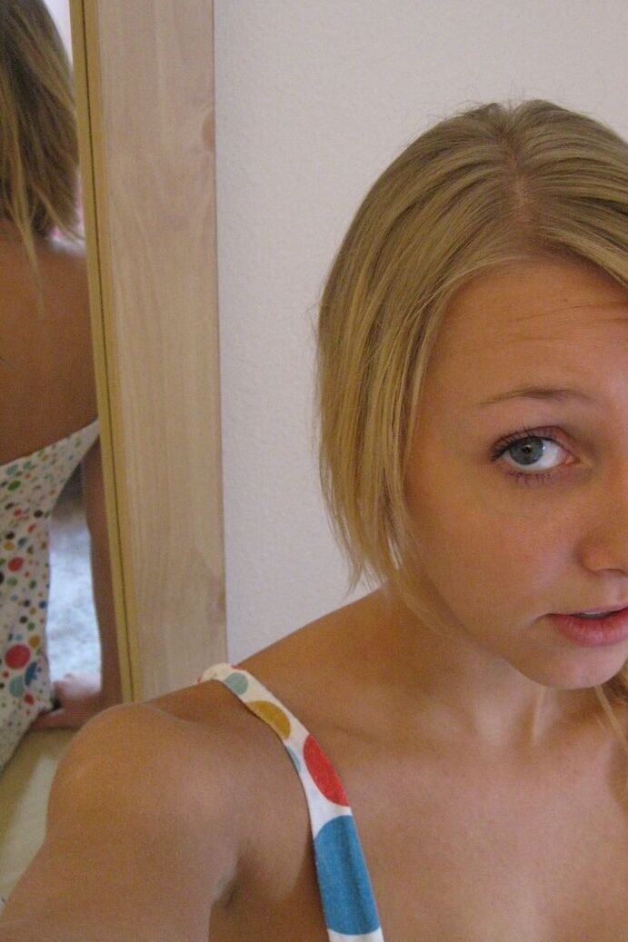 21P A adolescente sexy Elle expõe seus seios naturais e mamilos grandes em um solo