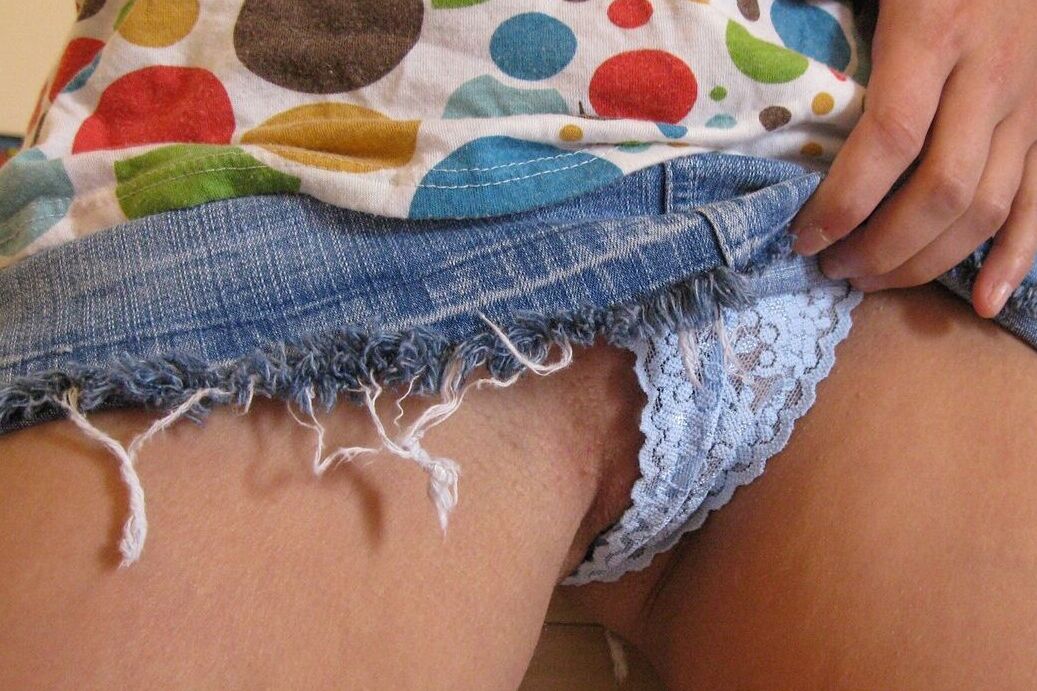 21P A adolescente sexy Elle expõe seus seios naturais e mamilos grandes em um solo