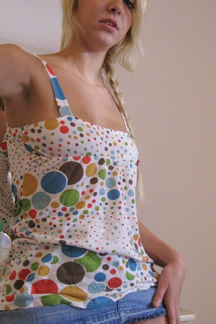 21P A adolescente sexy Elle expõe seus seios naturais e mamilos grandes em um solo
