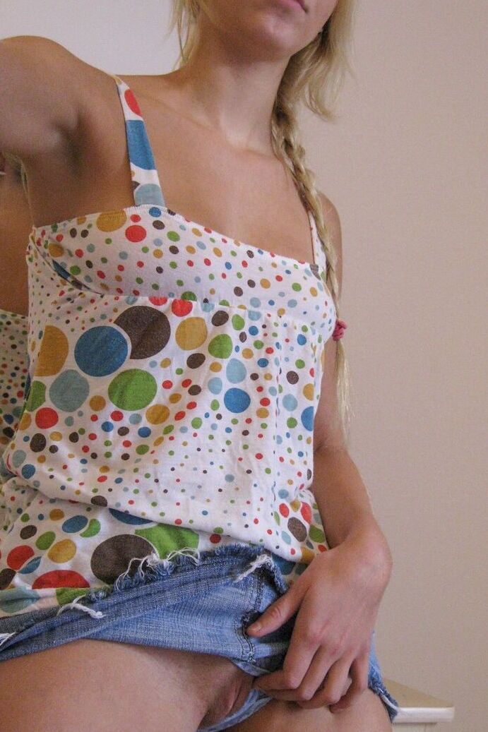 21P A adolescente sexy Elle expõe seus seios naturais e mamilos grandes em um solo