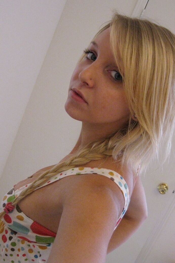 21P A adolescente sexy Elle expõe seus seios naturais e mamilos grandes em um solo