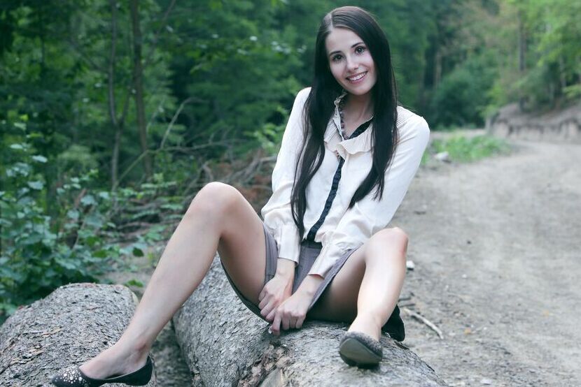 20P La agradable adolescente Vanessa resalta su chocho calvo después de un upskirt sin bragas