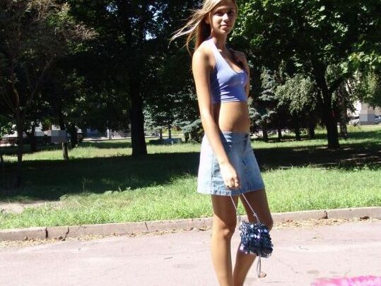 15P Молодая любительница принимает участие в экшене под юбкой без трусиков на публике