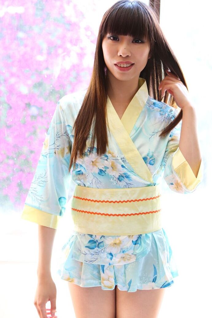 Amy Ling, amatrice asiatique de 15P, enlève ses vêtements traditionnels pour poser totalement nue.