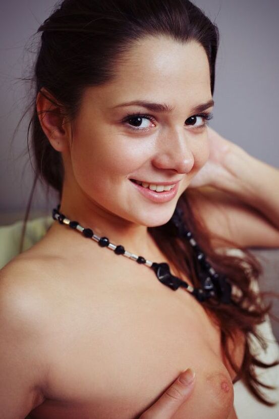 18P Sweet teen Kamilah A acentua sua buceta comestível em meias pretas OTK