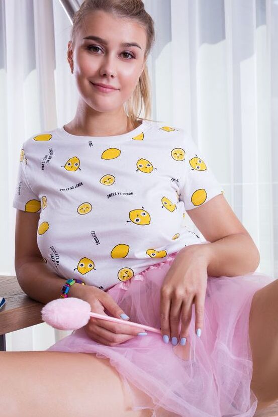 18P A jovem loira Greta Kat expõe seu grande corpo durante a ação solo