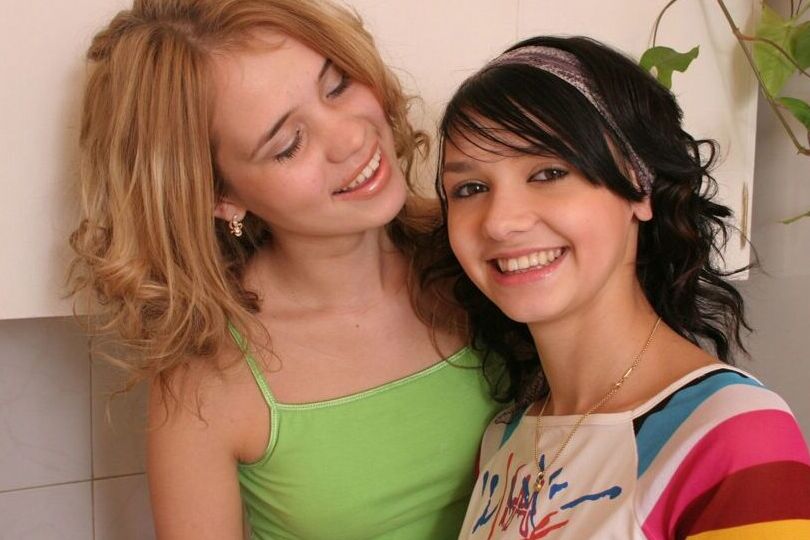15P Abigail ayuda a su mejor amiga a desnudarse