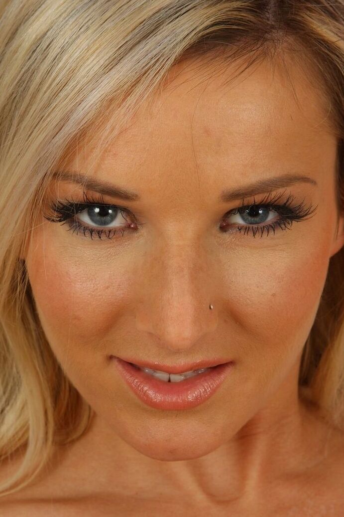 21P A linda adolescente loira Niki revela seus belos seios e brinca com sua vulva em um solo
