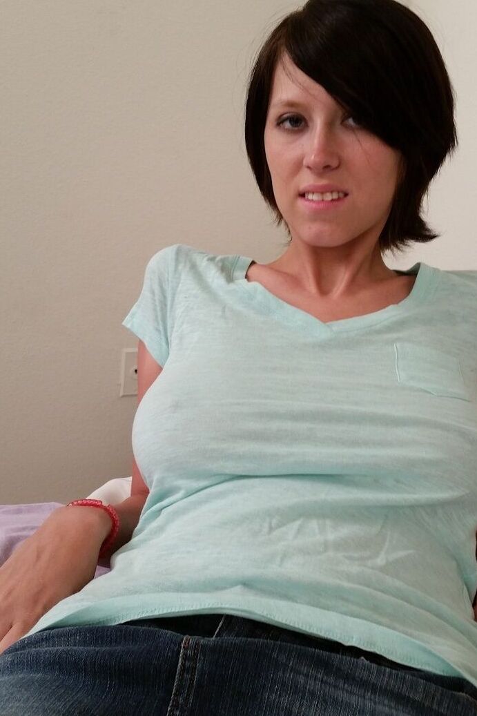 21P Garota amadora Velvetine exibe seus grandes melões flácidos e brinca sozinha