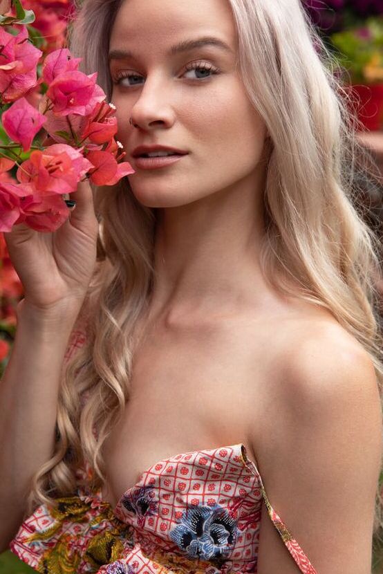 18P La joven rubia Roxy Shaw se desnuda completamente en una tumbona trasera