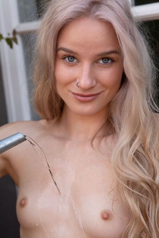 18P La joven rubia Roxy Shaw se desnuda completamente en una tumbona trasera