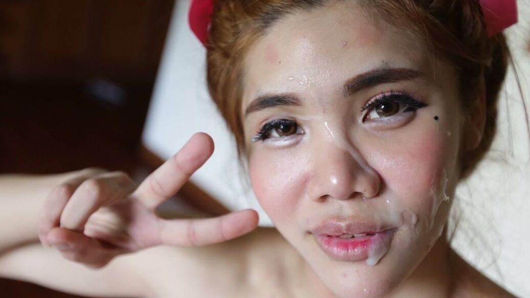 12P 18 anos travesti tailandês com tesão chupa um galo branco e gordo