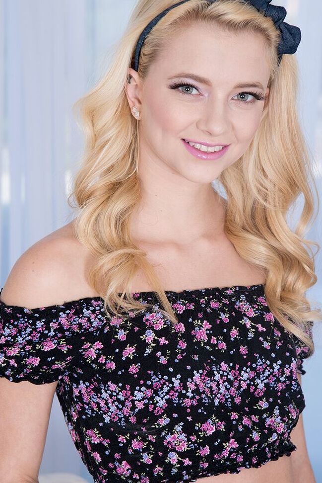 16P La rubia delgada Riley Star expone sus tetas pequeñas antes de chupar un pene