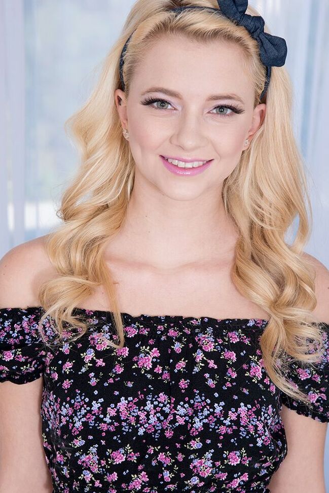 16P La rubia delgada Riley Star expone sus tetas pequeñas antes de chupar un pene