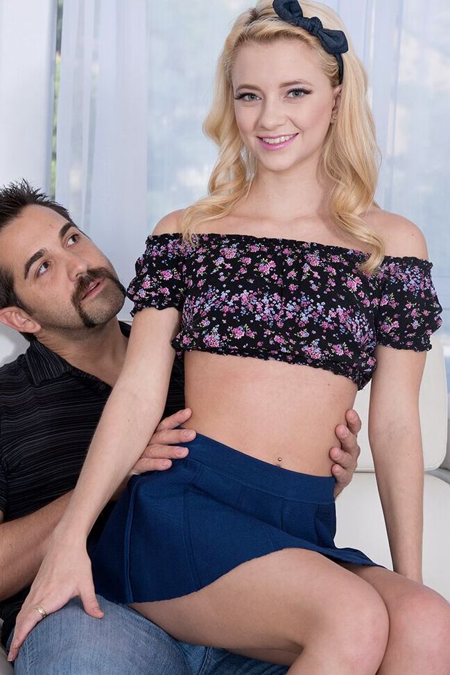 16P La rubia delgada Riley Star expone sus tetas pequeñas antes de chupar un pene