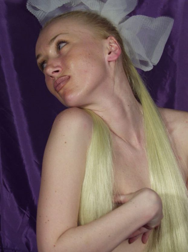 21P Rubia delgada con un bonito trasero Tanya juega con su apretado coño en solitario