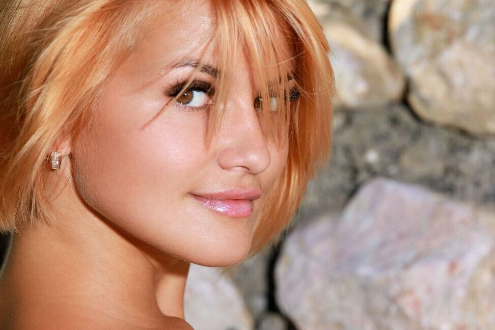 16P Die sexy Rothaarige Dina P zieht ihren Jeansrock aus und posiert völlig nackt in einem Garten