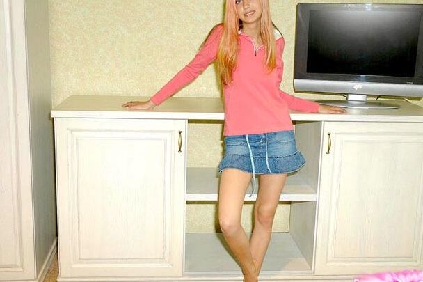 10P Linda garota loira em pé com uma pose agradável