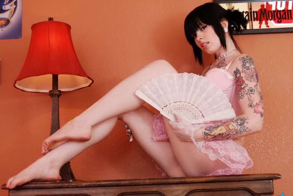 12P La joven tatuada B4rbi3 sostiene a un abanico oriental mientras se desnuda