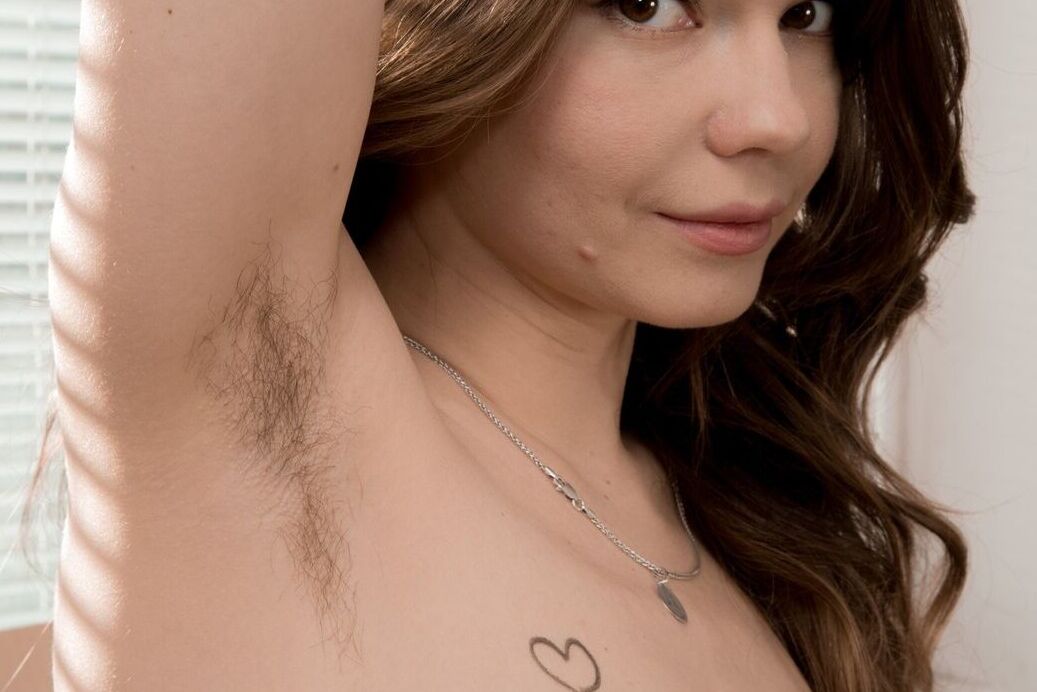16P La joven modelo amateur miranda muestra sus axilas y su coño totalmente naturales