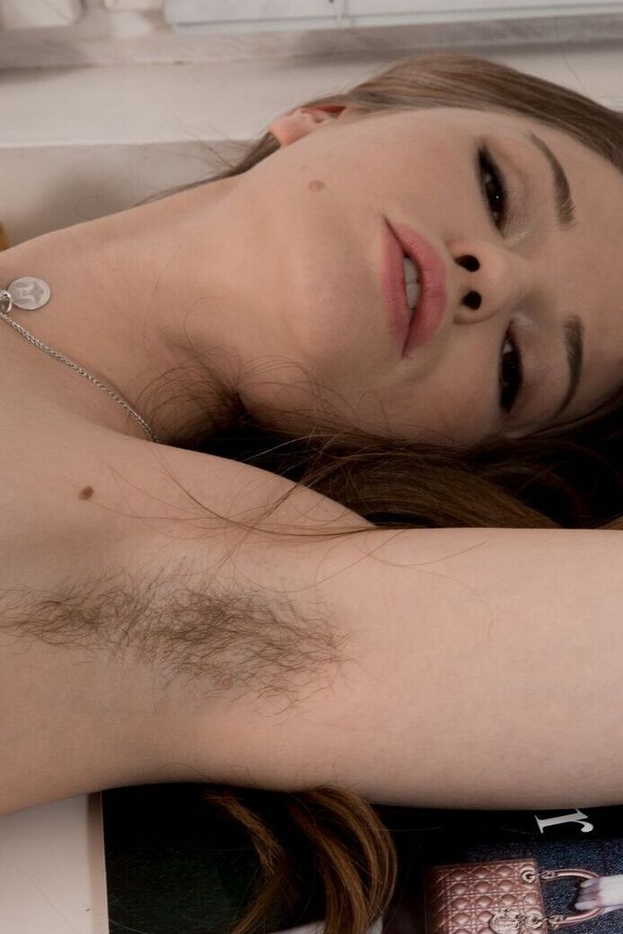 16P La joven modelo amateur miranda muestra sus axilas y su coño totalmente naturales