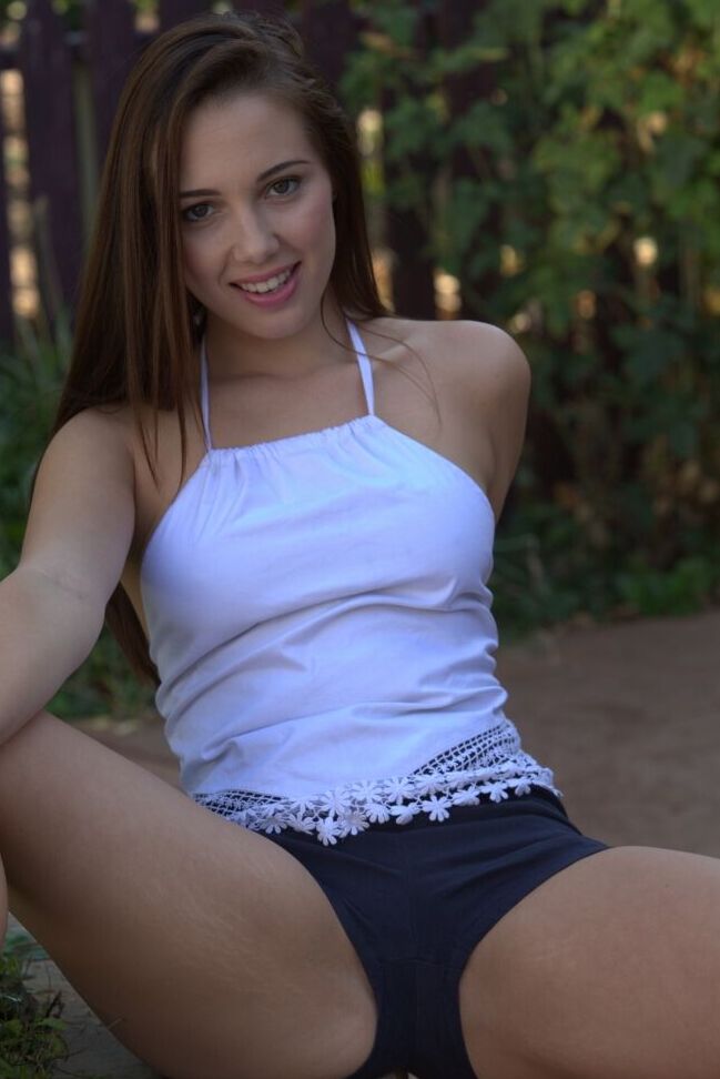 21P La guapa adolescente latina Jenna Sativa se mete un consolador en su coño afeitado al aire libre