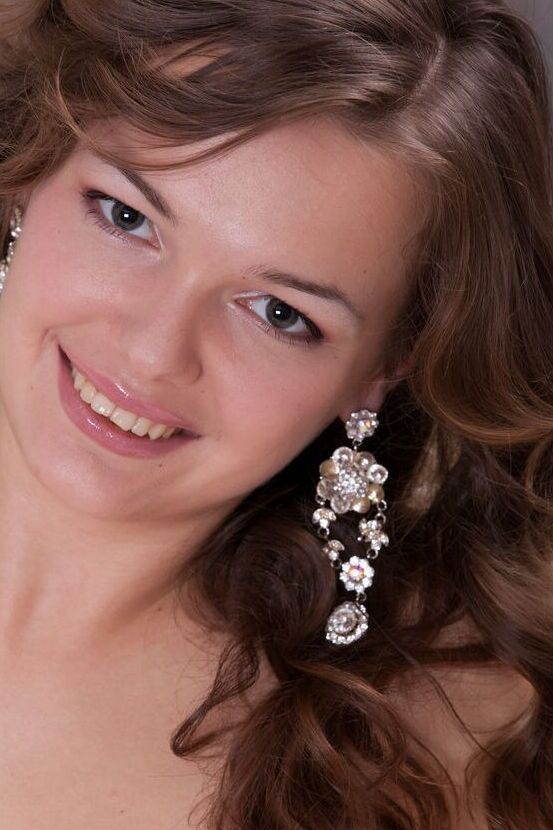 18P La douce jeune Astenya A enlève ses sous-vêtements en dentelle pour montrer sa belle chatte