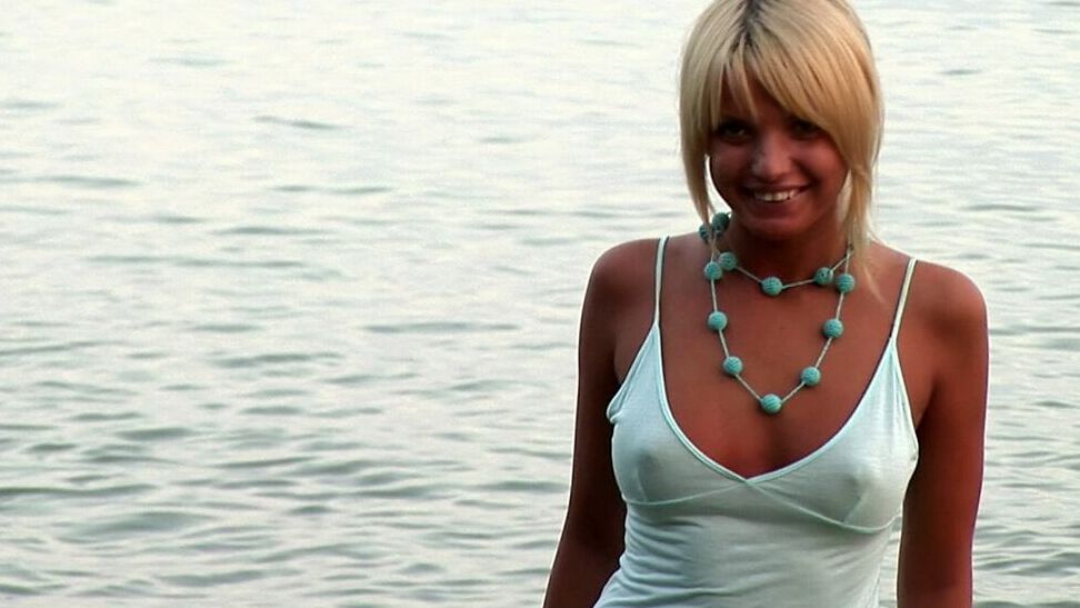 21P ビーチで服を脱いで自分自身に触れるホットな素人美女マーシャ