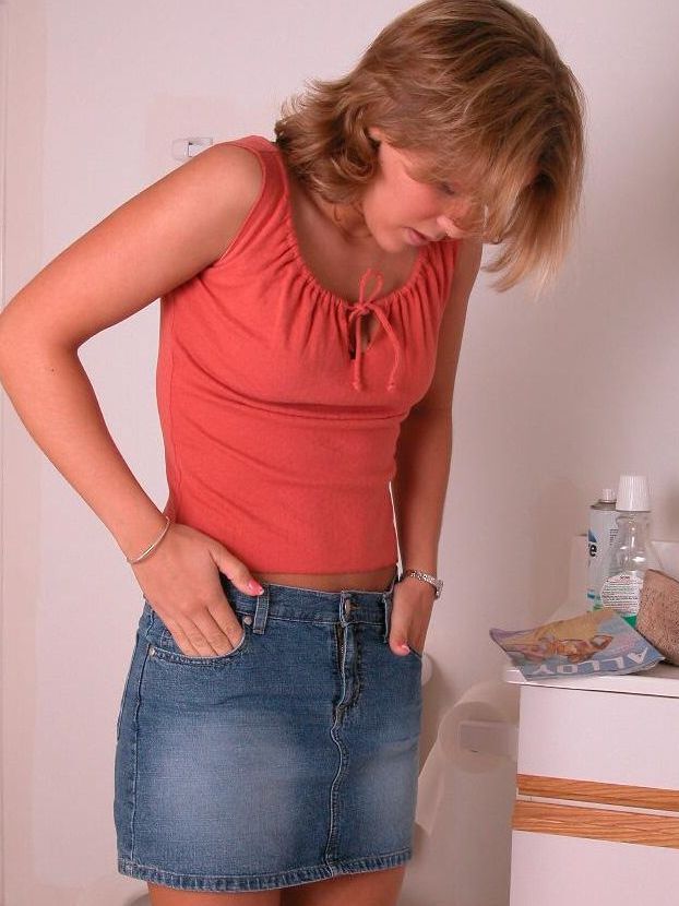 12P La joven amateur Karen expone un pezón durante una acción bajo la falda en un baño