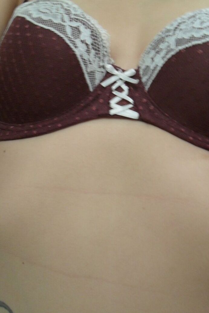 21P A adolescente amadora Electra Angel tira uma foto de seu corpo enquanto toma banho
