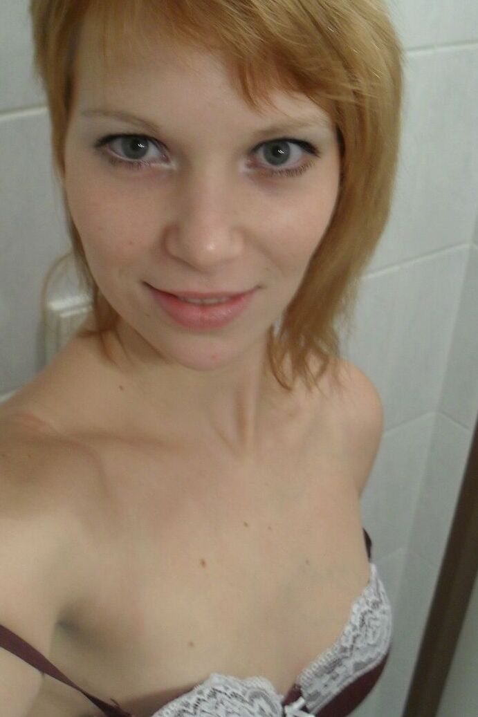 21P A adolescente amadora Electra Angel tira uma foto de seu corpo enquanto toma banho