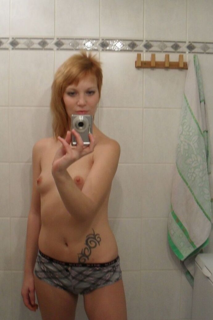 21P A adolescente amadora Electra Angel tira uma foto de seu corpo enquanto toma banho