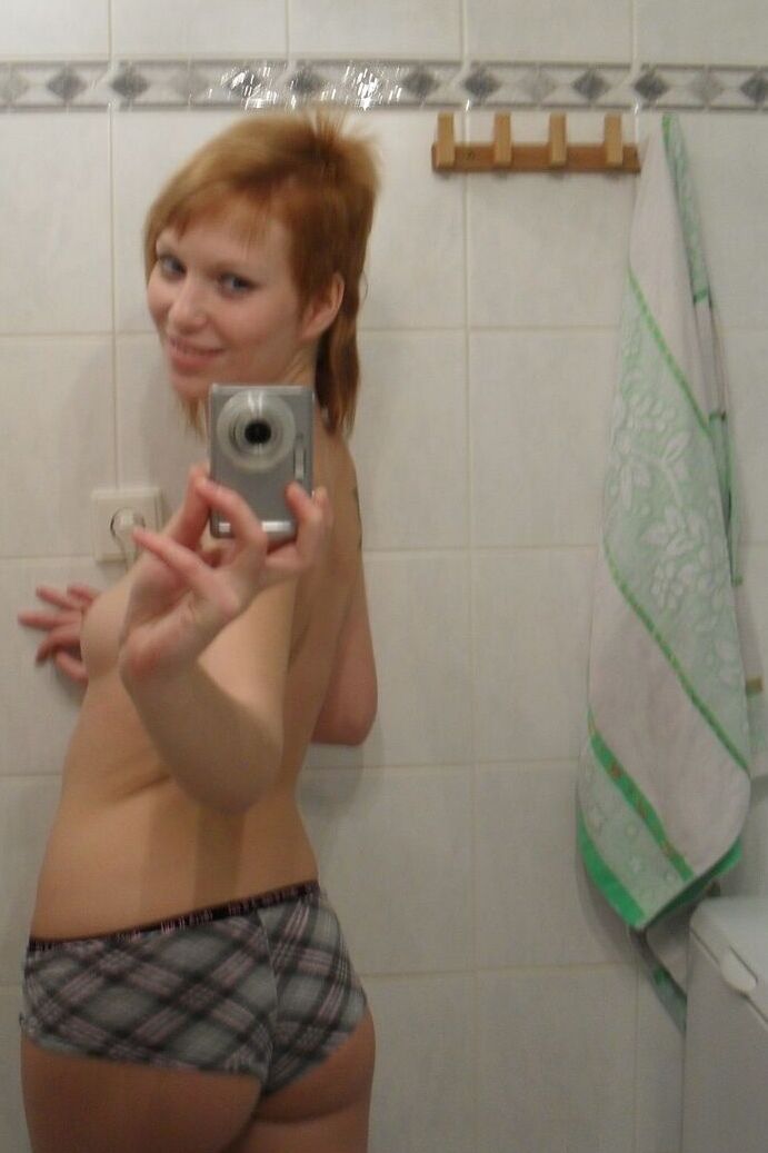 21P A adolescente amadora Electra Angel tira uma foto de seu corpo enquanto toma banho