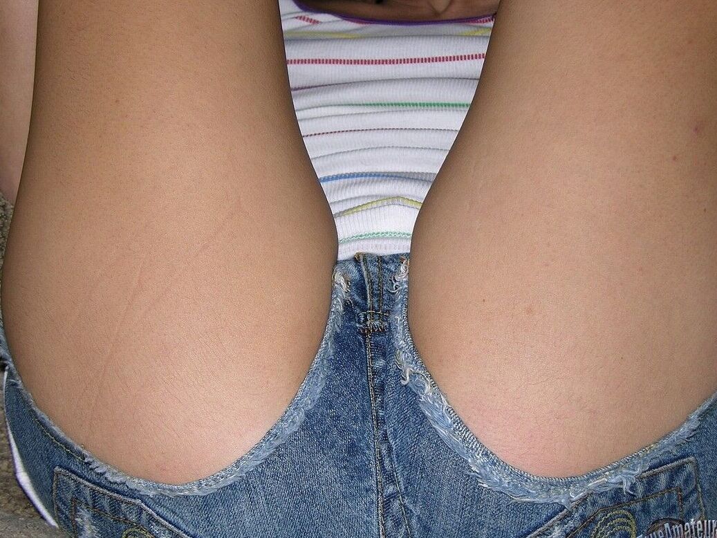 17P Adolescente morena amateur se quita los pantalones cortos para mostrar de cerca su coño afeitado