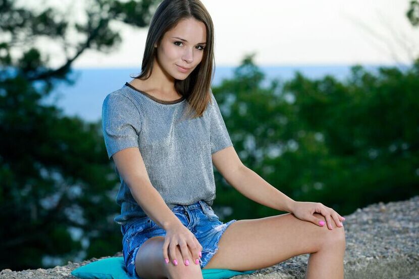18P A linda adolescente Emmy fica completamente nua em um muro de contenção de concreto