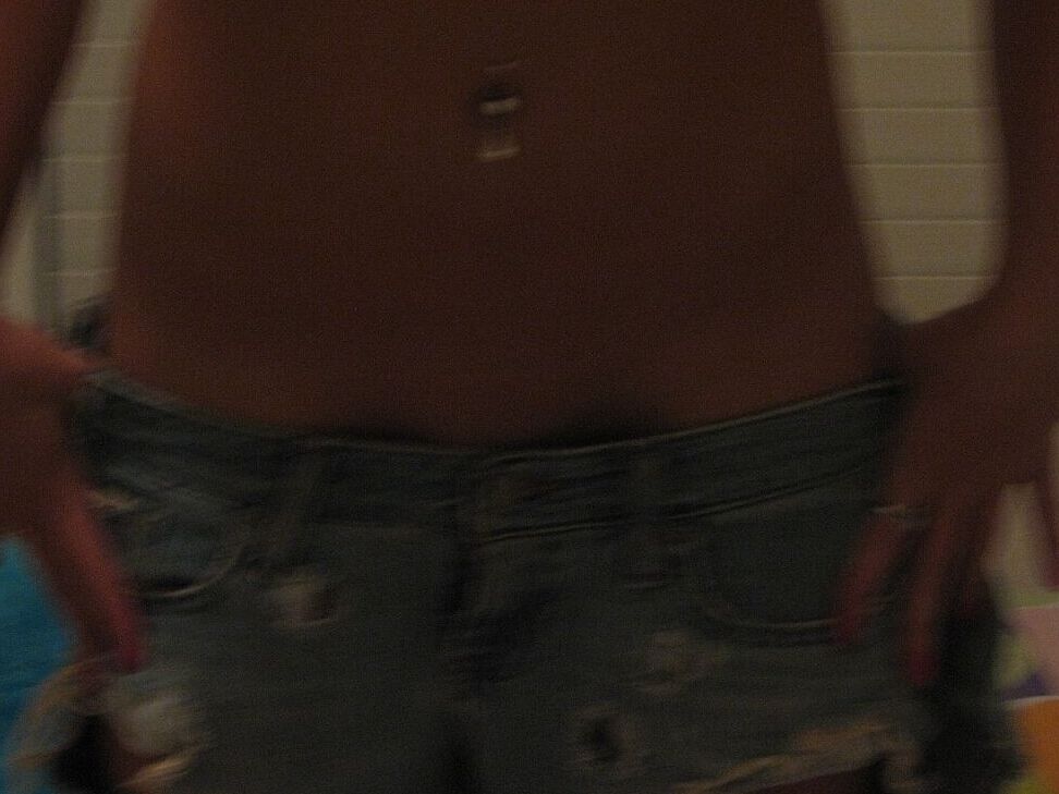 21P Adolescente amadora em jeans rasgados revela seus seios perfeitos e sua doce bunda redonda