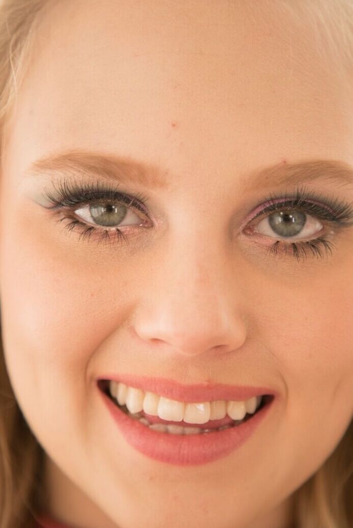 17P Boneca adolescente fofa Lily Rader sopra pau grande e ganha uma gozada facial