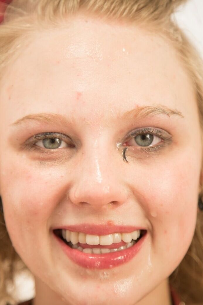 17P Boneca adolescente fofa Lily Rader sopra pau grande e ganha uma gozada facial