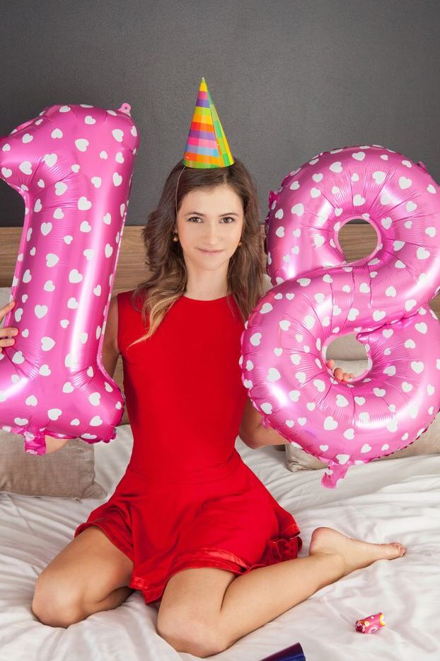 Das 20P Slim Girl Bea feiert ihren 18. Geburtstag, indem sie nackt auf einem Bett masturbiert